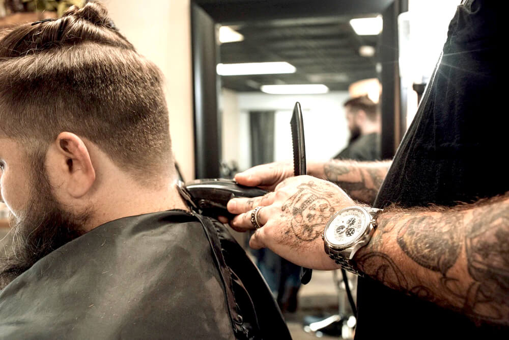 Strzyżenie włosów w salonie barberskim