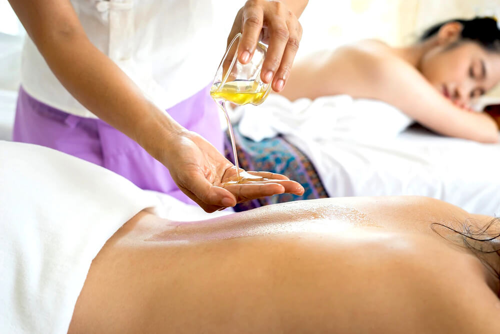 Zabieg masażu ciała z olejkami